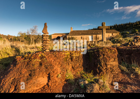 Chapelle Notre Dame de clans sur la rive du Lac du Salagou, Hérault, Languedoc-Roussillon, France Banque D'Images