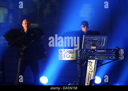 Le duo de musique pop britannique Pet Shop Boys donne un concert dans le cadre de la Semaine de la musique à Dortmund Westfalenhalle à Dortmund, Allemagne, 01 juillet 2013. Photo : Revierfoto Banque D'Images