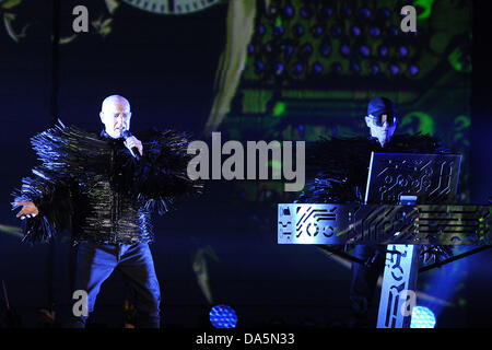 Le duo de musique pop britannique Pet Shop Boys donne un concert dans le cadre de la Semaine de la musique à Dortmund Westfalenhalle à Dortmund, Allemagne, 01 juillet 2013. Photo : Revierfoto Banque D'Images