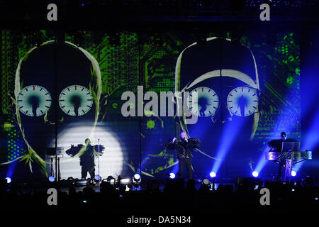 Le duo de musique pop britannique Pet Shop Boys donne un concert dans le cadre de la Semaine de la musique à Dortmund Westfalenhalle à Dortmund, Allemagne, 01 juillet 2013. Photo : Revierfoto Banque D'Images