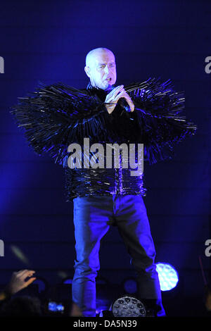 Chanteur du duo de musique pop britannique Pet Shop Boys, Neil Tennant, est photographié pendant un concert, qui fait partie de la Semaine de la musique à Dortmund Westfalenhalle à Dortmund, Allemagne, 01 juillet 2013. Photo : Revierfoto Banque D'Images