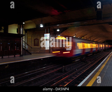 Hammersmith & City Line train de quitter la plate-forme, la station de Baker Street, Londres, Angleterre, Royaume-Uni Banque D'Images