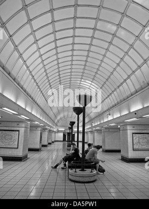 Intérieur de la station de métro Gants Hill, London Borough de Redbridge, Londres, Angleterre, Royaume-Uni Banque D'Images