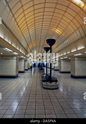 Intérieur de la station de métro Gants Hill, London Borough de Redbridge, Londres, Angleterre, Royaume-Uni Banque D'Images