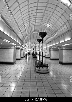 Intérieur de la station de métro Gants Hill, London Borough de Redbridge, Londres, Angleterre, Royaume-Uni Banque D'Images