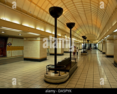 Intérieur de la station de métro Gants Hill, London Borough de Redbridge, Londres, Angleterre, Royaume-Uni Banque D'Images