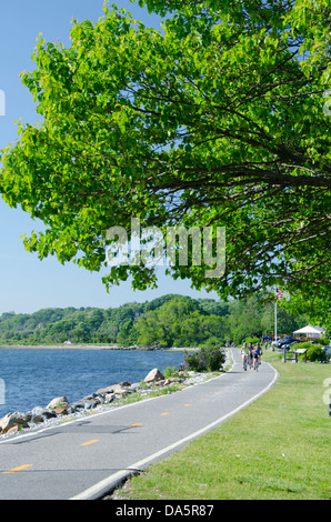 New England, Bristol, Rhode Island. East Bay, piste cyclable le long de la baie de Narragansett. Banque D'Images