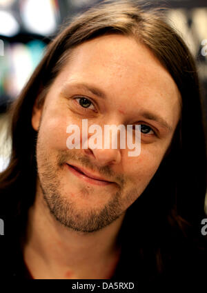 Londres, Royaume-Uni. Le 04 juillet, 2013. James Bowen et son musicien ambulant Street chat nommé Bob a lancé son troisième livre ce soir à Londres. Ils espèrent que le monde Selon Bob va répéter le succès de leur première qui s'est vendu à plus de 700 000 exemplaires au Royaume-Uni et est aujourd'hui publiée dans le monde. Il y avait une longue file d'attente à l'extérieur de Waterstone's à Islington pour rencontrer le célèbre duo et obtenir des exemplaires signés. Crédit : Jeffrey Blackler/Alamy Live News Banque D'Images