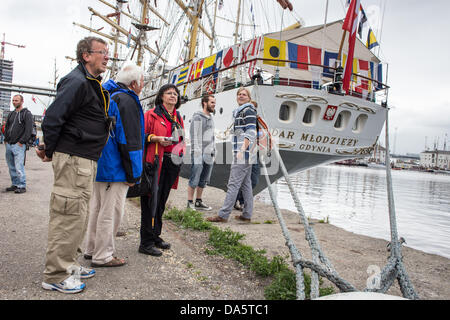 Aarhus, Danemark. 4 juillet, 2013. Les visiteurs au Tall Ships Races 2013 à Aarhus, Danemark. La ville d'Aarhus au Danemark, est le point de départ de cette années Tall Ships Races. L'événement comprend une flotte de 104 navires à voile et 3 000 membres d'équipage de tout le monde. Crédit : Michael Harder/Alamy Live News Banque D'Images