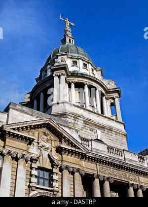 La Cour Criminelle Centrale d'Angleterre et du Pays de Galles, communément connu sous le nom de Old Bailey montrant la Dame Justice statue Banque D'Images