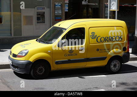 L'espagnol correos jaune postal service delivery van dans tarragona catalogne espagne Banque D'Images