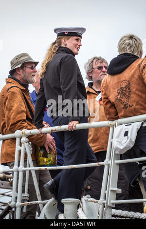 Aarhus, Danemark. 4 juillet, 2013. Jeune femme membre de l'équipage pendant la Tall Ships Races 2013 à Aarhus, Danemark. La ville d'Aarhus au Danemark, est le point de départ de cette années Tall Ships Races. L'événement comprend une flotte de 104 navires à voile et 3 000 membres d'équipage de tout le monde. Crédit : Michael Harder/Alamy Live News Banque D'Images