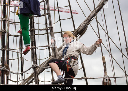 Aarhus, Danemark. 4 juillet, 2013. Jeune femme membre de l'équipage pendant la Tall Ships Races 2013 à Aarhus, Danemark. La ville d'Aarhus au Danemark, est le point de départ de cette années Tall Ships Races. L'événement comprend une flotte de 104 navires à voile et 3 000 membres d'équipage de tout le monde. Crédit : Michael Harder/Alamy Live News Banque D'Images