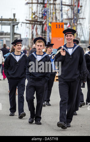 Aarhus, Danemark. 4 juillet, 2013. Les jeunes membres de l'équipage du navire danois Georg Stage pendant la Tall Ships Races 2013 à Aarhus, Danemark. La ville d'Aarhus au Danemark, est le point de départ de cette années Tall Ships Races. L'événement comprend une flotte de 104 navires à voile et 3 000 membres d'équipage de tout le monde. Crédit : Michael Harder/Alamy Live News Banque D'Images