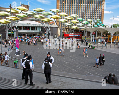 Vue sur le haut-fond Stratford sculpture à l'entrée de centre commercial de Stratford, Stratford, London, England, United Kingdom Banque D'Images