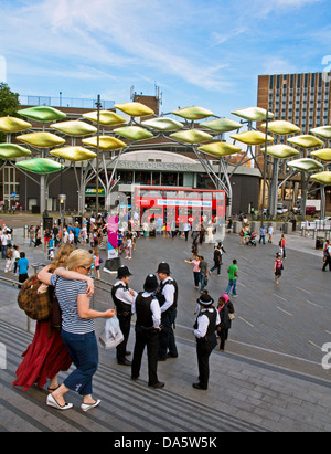 Vue sur le haut-fond Stratford sculpture à l'entrée de centre commercial de Stratford, Stratford, London, England, United Kingdom Banque D'Images