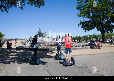 Copenhague Danemark eu deux touristes sur Segway tour à Fontaine Gefion célèbre et grand monument Banque D'Images