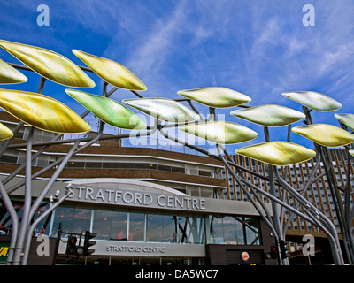 Vue sur le haut-fond Stratford sculpture à l'entrée de centre commercial de Stratford, Stratford, London, England, United Kingdom Banque D'Images