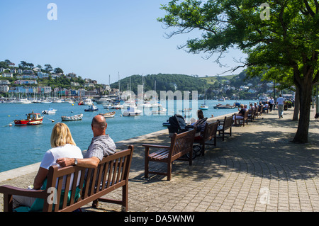 Dartmouth, Devon, Angleterre. 1er juillet 2013. Les touristes regarder vers le bas de la rivière Dart à un peu de fumée au loin. Banque D'Images