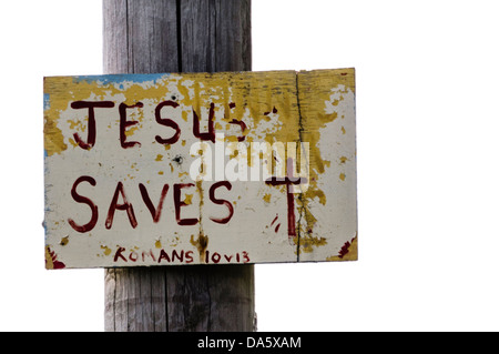 Signe sur un lampost avec message écrit à la main "Jésus sauve", typique de beaucoup de signes trouvés dans les régions rurales du nord de l'Irlande Banque D'Images