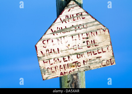 Signe sur un lampost avec message écrit à la main typique de beaucoup de signes trouvés dans les régions rurales du nord de l'Irlande Banque D'Images