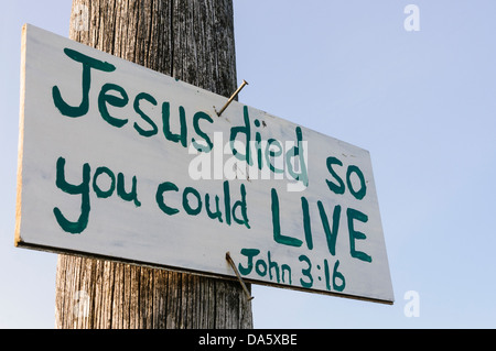 Signe sur un lampost avec message écrit à la main "Jésus est mort pour que vous puissiez vivre', l'on trouve généralement dans les régions rurales du nord de l'Irlande Banque D'Images