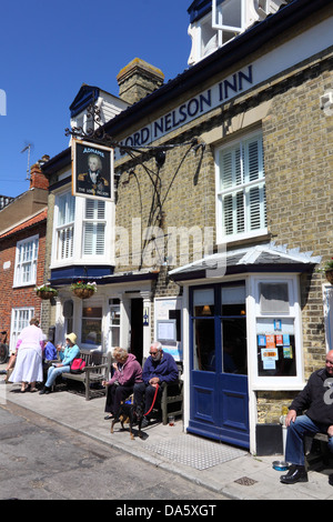 Les personnes bénéficiant de l'été à l'extérieur de la sunshine Inn Lord Nelson, Southwold, Suffolk, Angleterre Banque D'Images