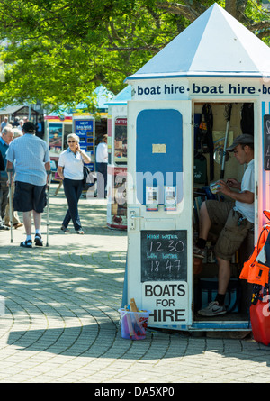 Dartmouth, Devon, Angleterre. 1er juillet 2013. Un bateau à la location d'un kiosque et d'avoir un gardien et en-cas rapide sur la promenade. Banque D'Images