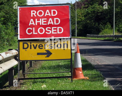 UK Road Ahead fermé et panneaux de déviation Banque D'Images