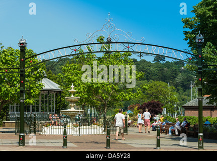 Dartmouth, Devon, Angleterre. 1er juillet 2013. Royal Avenue Gardens et le kiosque de touristes profitant du soleil. Banque D'Images