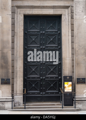 LONDRES, Royaume-Uni - 30 JUIN 2013 : porte d'entrée ornée pour le Musée de la Banque d'Angleterre Banque D'Images