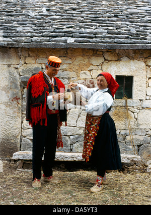 La Dalmatie Centrale Pakovo Selo Village couple en costume traditionnel Banque D'Images