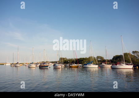 Yachts amarrés dans le port de Christchurch, en Angleterre. Banque D'Images