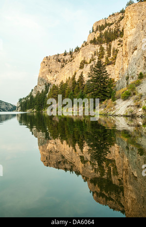 Les flancs de refléter dans la rivière Missouri près des portes des montagnes. près de Helena, Montana. Banque D'Images