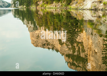 Les flancs de refléter dans la rivière Missouri près des portes des montagnes. près de Helena, Montana. Banque D'Images