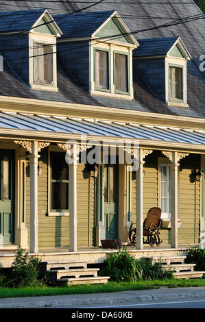 Canada, Deschambault, jardin, vert, piliers, Québec, Architecture, bâtiment, maison, maisons, maison, porche, pittoresque, rocking chair, Banque D'Images