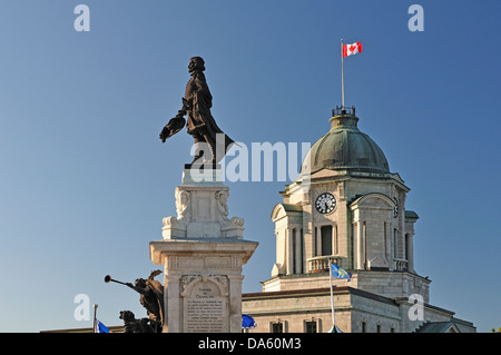 Canada, Canadien, d'un drapeau, Vieille Ville, Québec, Québec, Sculpture, statue, statue, Samuel, Champlain, Breeze, histoire, historique Banque D'Images