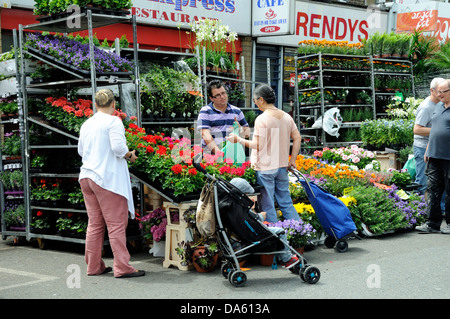 Les gens autour de flower stall dans Chapelle Marché, Angel Islington Londres Angleterre Royaume-uni Banque D'Images