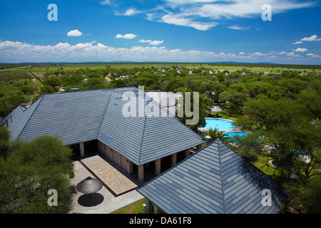 Restaurant et piscine vue de tower, Okaukuejo Rest Camp, Etosha National Park, Namibie, Afrique Banque D'Images