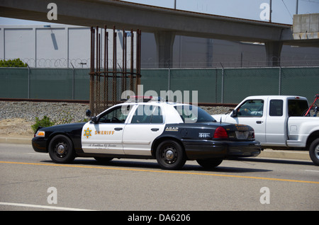 Voiture de police sur l'autoroute à Los Angeles (près de LAX). Banque D'Images