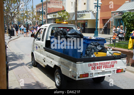 La vidange du véhicule des poubelles sur la rue principale à Santa Monica. Banque D'Images