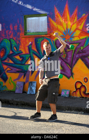 USA, United States, Amérique, Amérique du Nord, l'Oregon, Cave Junction, murale, couleur, jongler, plaisir, plaisir, rue, interprète, performi Banque D'Images