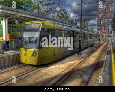 Tramway jaune à Media City , la station de Metrolink Salford Quays, Manchester, England UK Banque D'Images