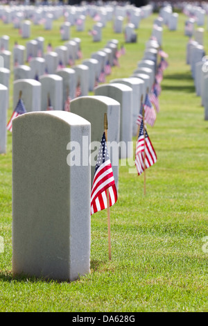 United States American Flags décorer les pierres tombales d'anciens combattants à un cimetière national des États-Unis sur le jour du Souvenir. Banque D'Images