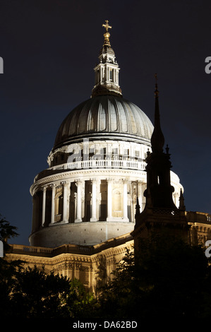 Le dôme de la cathédrale Saint-Paul, Sir Christopher Wren's chef d'oeuvre du baroque dans la ville de Londres. Illuminée la nuit. Angleterre, Royaume-Uni. Banque D'Images