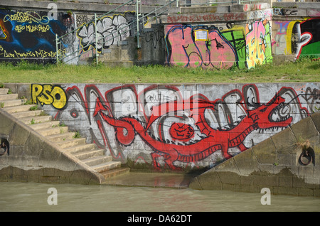 Près de la station de métro Schottenring, vous trouverez la plus ancienne zone de pulvérisation légale de Vienne : le canal du Danube. Banque D'Images