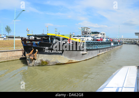 Vienne en visite en bateau est une expérience formidable qui vous guidera à travers une chambre d'écluse du Donaucanal dans le Danube. Banque D'Images