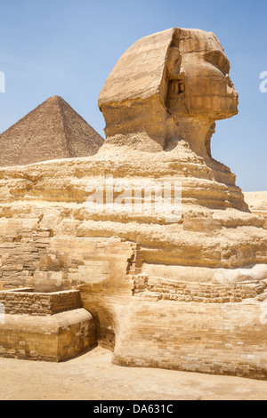 Grand Sphinx et la grande pyramide de Gizeh, également connu sous le nom de pyramide de Chéops et la pyramide de Khéops, à Gizeh, Le Caire, Egypte Banque D'Images