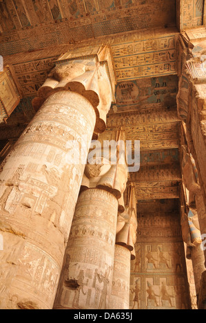 La grande salle hypostyle hathor avec colonnes et beau plafond peint dans le l'Egypte antique temple de la fécondité et de l'amour Banque D'Images