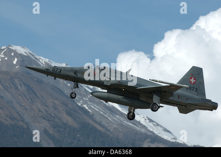 Un Northrop F-5E Tiger Fighter jet avions appartenant à la force aérienne suisse dans les montagnes, sur le point de toucher des roues Banque D'Images